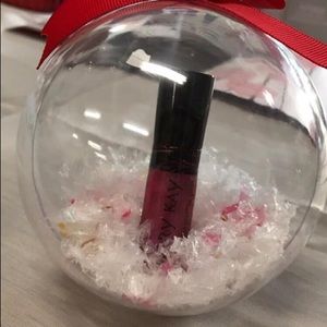 Lip gloss , face mask and applicator